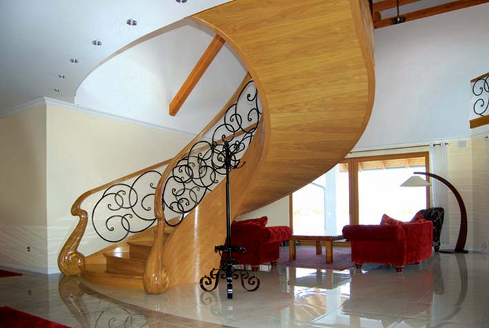 Ekskluzywne schody gięte z drewna w salonie